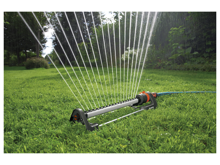 Zraszacz Gardena nawadniający trawnik.