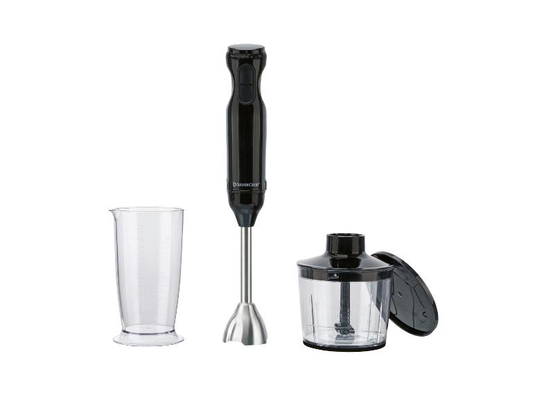 Czarny blender ręczny z miarką i pojemnikiem do siekania na białym tle.