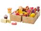Drewniany zestaw do zabawy z różnorodnymi produktami spożywczymi w skrzynkach, w tym owocami, warzywami, mięsem i nabiałem.