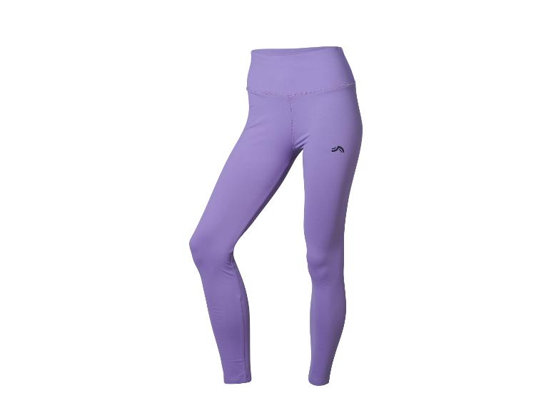 Fioletowe legginsy treningowe z wysokim stanem i małym czarnym logo na udzie.