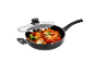 Patelnia z ravioli w sosie pomidorowym.