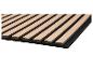 Drewniane listwy na czarnym tle.