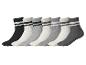 Siedem par skarpet w paski w odcieniach czerni, bieli i szarości.