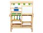 Drewniany stół do zabawy z tablicą, półkami i akcesoriami dla dzieci.