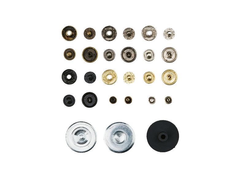 Asortyment różnych metalowych zatrzasków i guzików w różnych rozmiarach i kolorach.