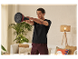 Mężczyzna ćwiczy z kettlebell w domu.