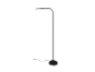 Czarna lampa podłogowa z wygiętym ramieniem, ok. 130 cm wysokości.