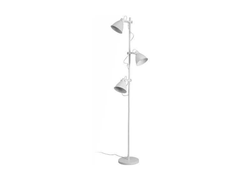 Biała lampa stojąca z trzema kloszami.