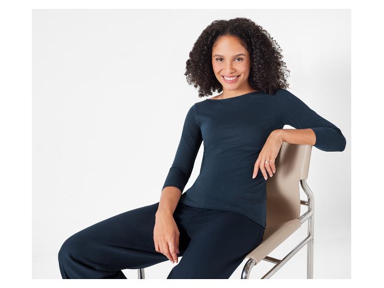 Kobieta w ciemnoniebieskiej koszulce i spodniach.