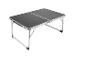 Przenośny składany stół z czarnym blatem i aluminiową ramą.