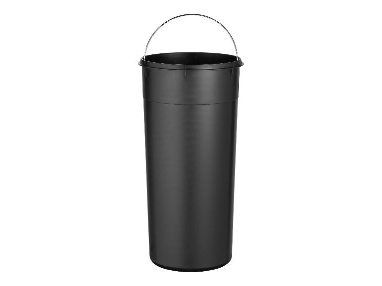 Wysokie czarne wiadro z metalowym uchwytem