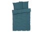 Pościel w ciemnoniebieskim kolorze z poszewkami na poduszki.