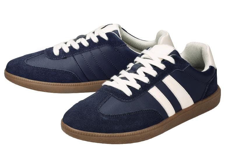Para granatowych sneakersów z białymi paskami i brązowymi podeszwami.