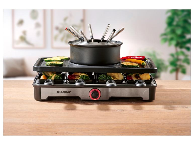 Zestaw do raclette i fondue z warzywami i papryką na drewnianym stole.