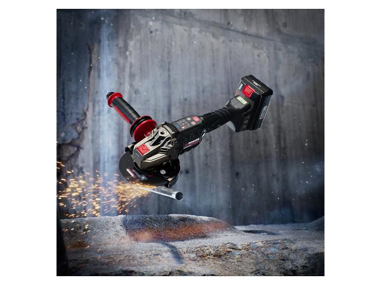Szlifierka kątowa Parkside w akcji, iskrzące się metal.