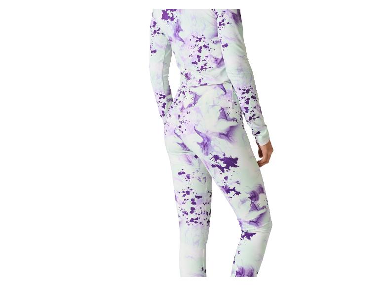 Kobieta w jasnozielonym i fioletowym topie z długim rękawem tie-dye i pasujących legginsach.