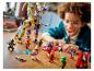 Dziecko bawi się zestawem LEGO Ninjago, w tym smokiem i minifigurkami.