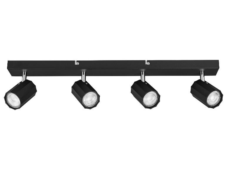 Czarna czteropunktowa lampa sufitowa z regulowanymi reflektorami.
