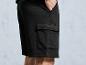 Czarne szorty z kieszeniami cargo.