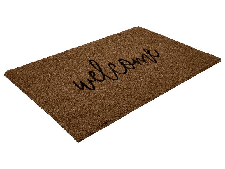Brązowa wycieraczka z napisem „welcome” w kolorze czarnym.