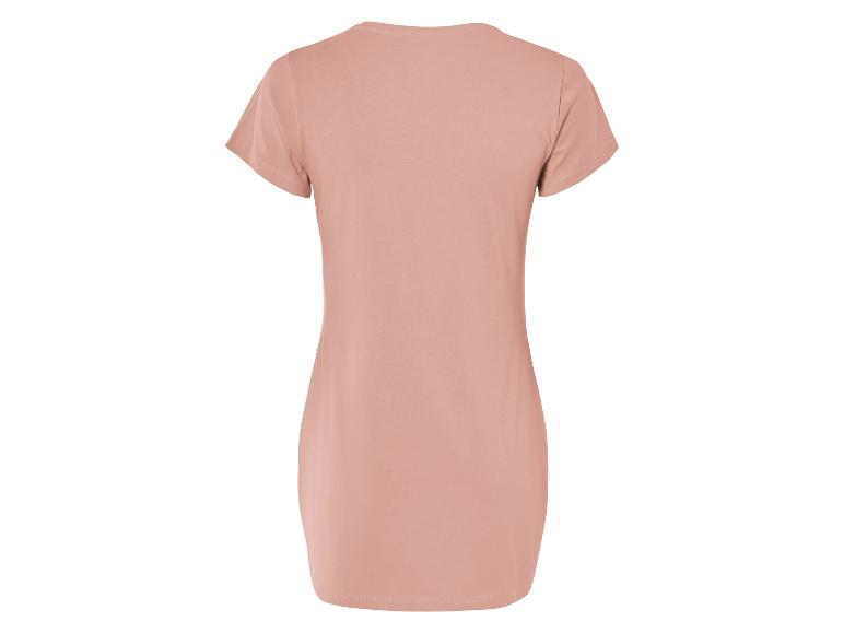 Różowa sukienka typu t-shirt, widok z tyłu.