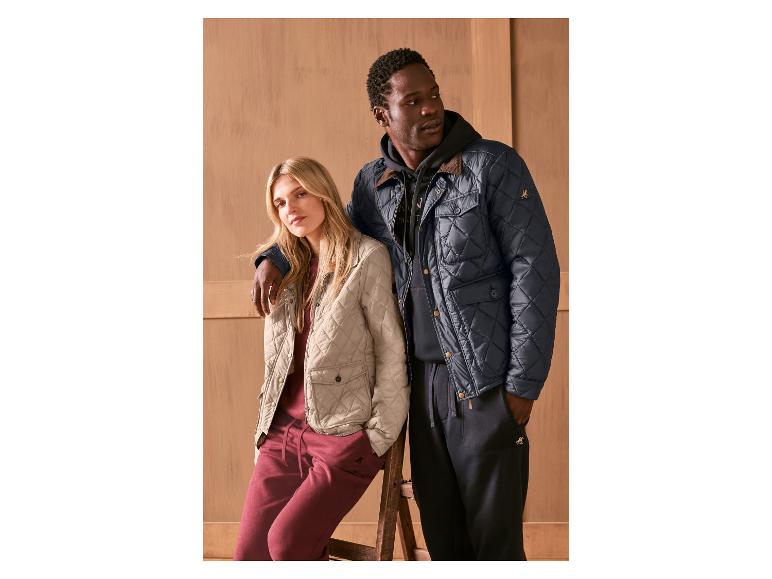 Mężczyzna i kobieta w pikowanych kurtkach i dresach.