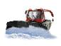 Czerwony ratrak PistenBully 600 z pługiem śnieżnym i dźwigiem na białym tle.
