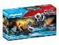 Pudełko Playmobil City Action z łodzią i dwiema figurkami, jedna lata.