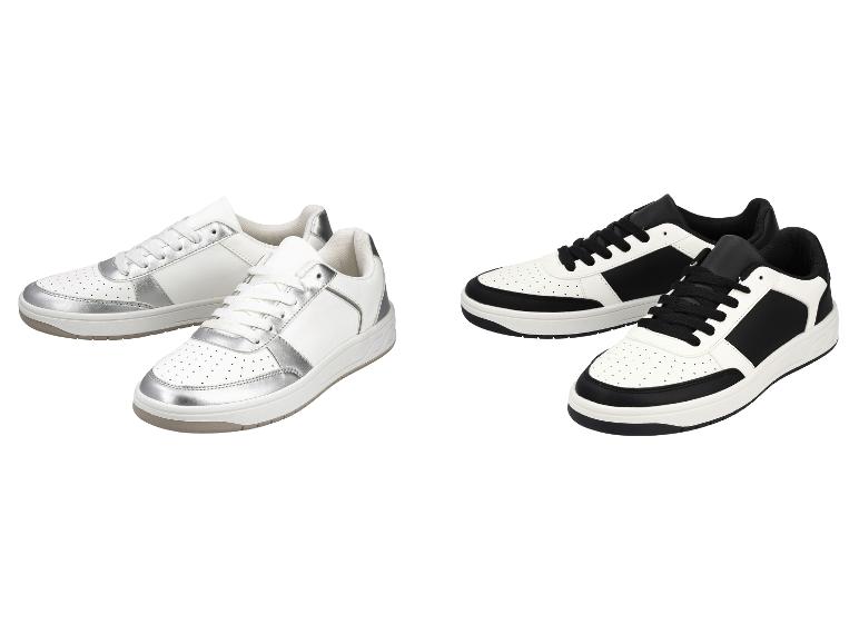 Dwie pary sneakersów, jedne białe ze srebrnymi detalami i jedne czarno-białe.