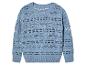 Niebieski sweter z ażurowym wzorem.