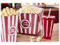 Dwa czerwone pojemniki na popcorn w białe paski i czerwony kubek do picia ze słomką.