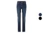 Ciemnoniebieskie jeansy damskie typu skinny.