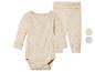 Beżowy zestaw ubranek dla niemowląt z długimi rękawami i spodniami.
