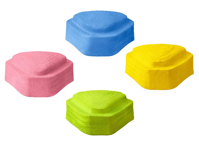 Cztery kolorowe klocki konstrukcyjne w kolorach niebieskim, różowym, żółtym i zielonym.