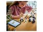 Dziewczynka buduje pandy LEGO z cyfrowymi instrukcjami na tablecie.