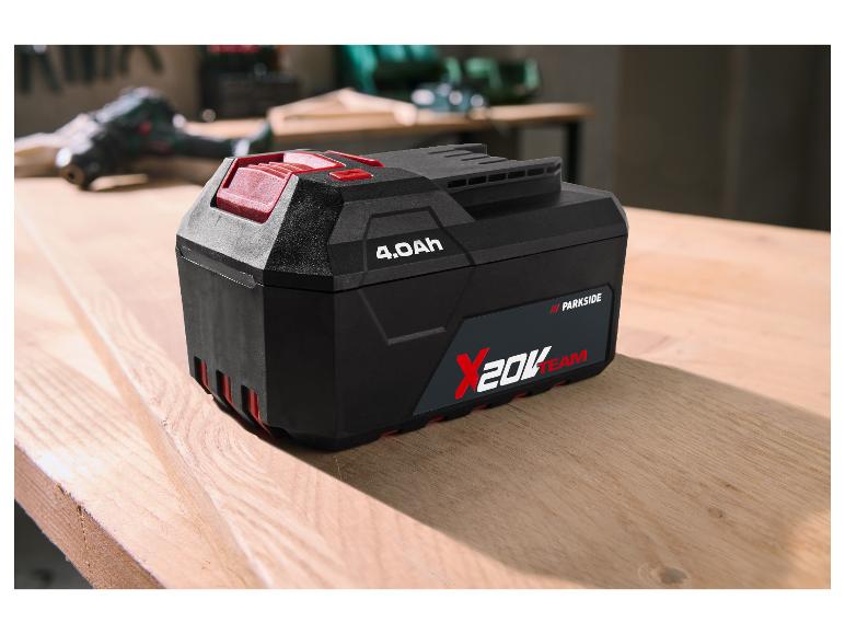 Akumulator Parkside X 20V Team 4.0Ah na drewnianym stole warsztatowym