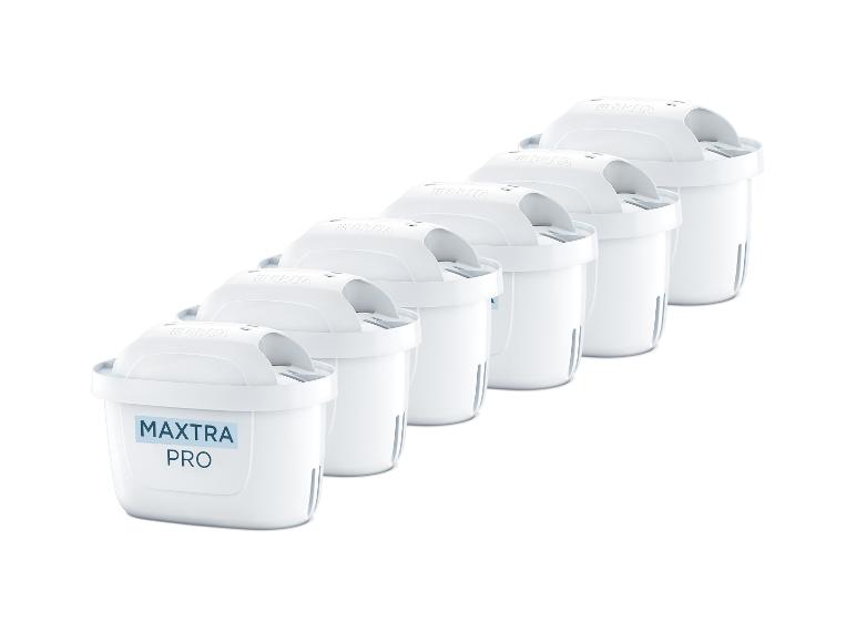 Sześć białych filtrów wody BRITA MAXTRA PRO, ułożonych po przekątnej.