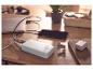 Powerbank ładujący telefon i laptop, z bezprzewodowymi słuchawkami na biurku.