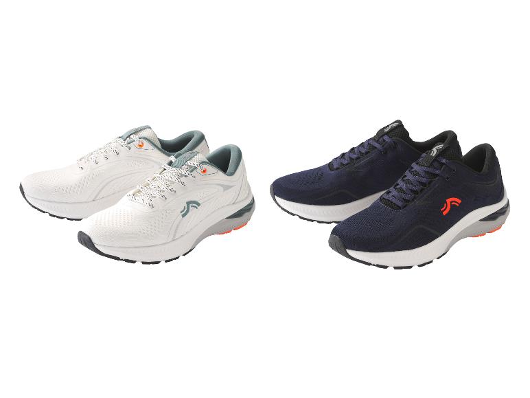 Dwie pary butów do biegania, jedna biała z niebieskimi akcentami i jedna ciemnoniebieska z pomarańczowymi detalami.