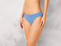 Kobieta w niebieskich bikini.