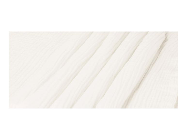 Tekstura białej plisowanej tkaniny, miękka i lekka.