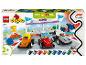 Zestaw LEGO Duplo 10445 F1 Team Race Cars & Drivers, z samochodami wyścigowymi i akcesoriami.