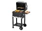 Czarny grill Grillmeister z grillowanym mięsem i warzywami.