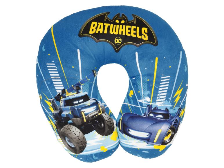 Niebieska poduszka podróżna z motywami samochodów i napisem „BATWHEELS”.