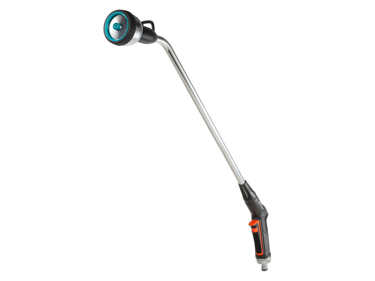 Długi wąż ogrodowy z rozpylaczem.