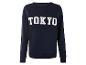 Granatowy sweter z napisem 'Tokyo'.