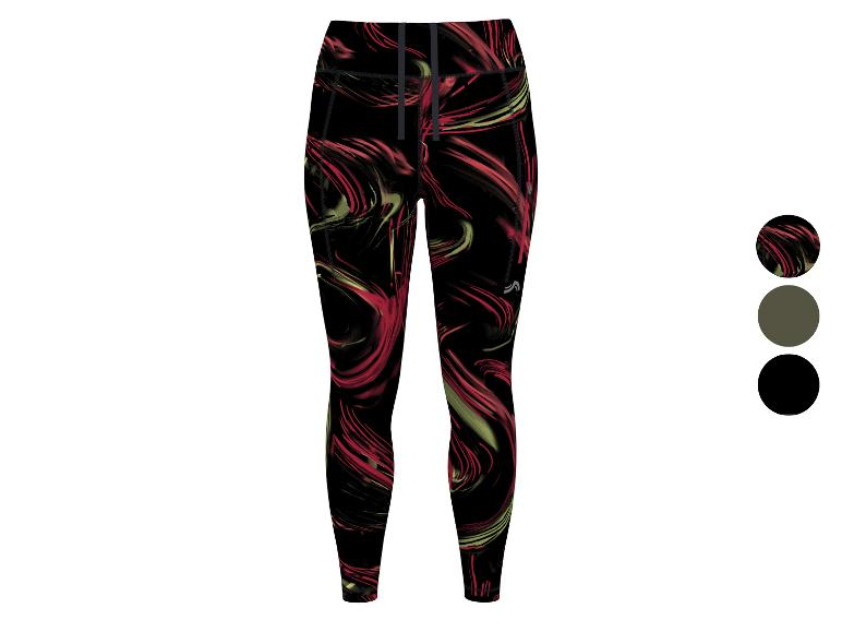 Legginsy sportowe z abstrakcyjnym wzorem w odcieniach czerwieni i zieleni na czarnym tle.