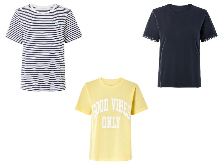 Trzy t-shirty: w paski, jednokolorowe niebieskie i żółte z napisem 'Good Vibes Only'.
