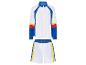Sportowy dres: biała i niebieska bluza oraz spodenki, styl retro.