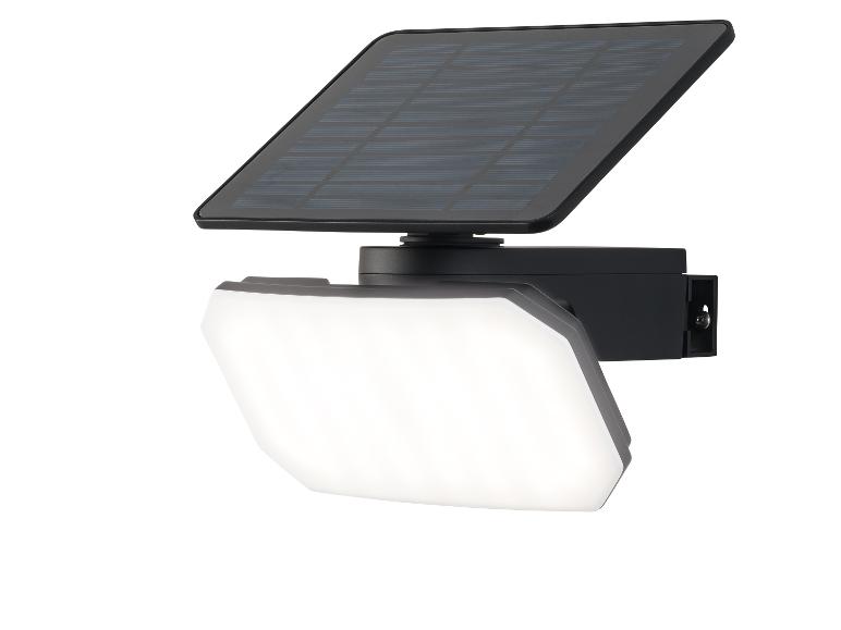 Czarny reflektor solarny LED ze zintegrowanym panelem słonecznym.